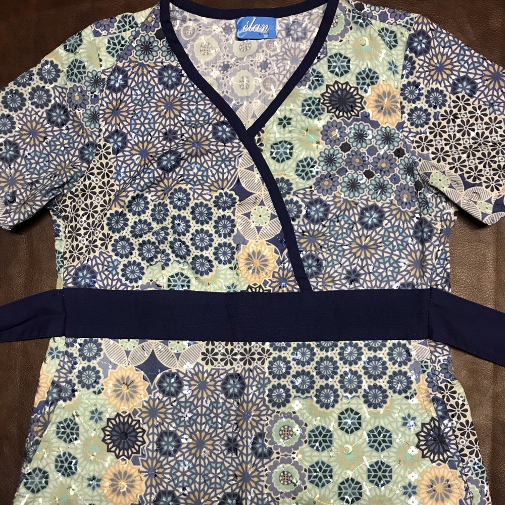 Elan by Barco Scrub Top Size Small Barco Uniforms